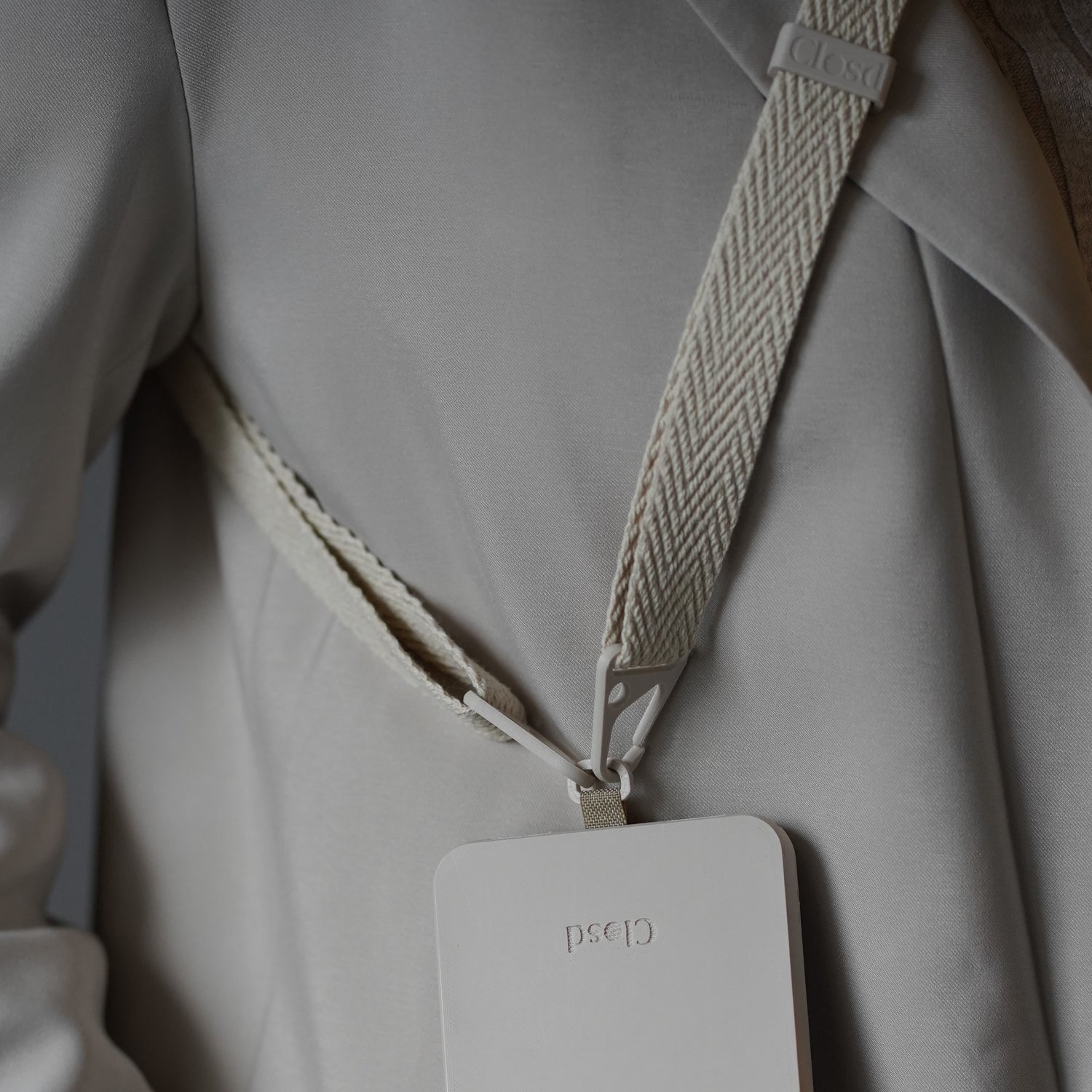 Handyhülle in Beige mit Universal Adapter in beige und Handyband in beige getragen mit Blazer in Beige